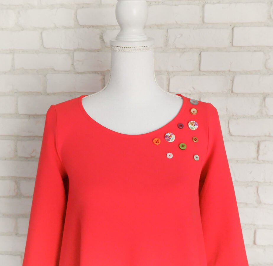 Rochie în A Roșu Corai cu Nasturi Colorați – 3