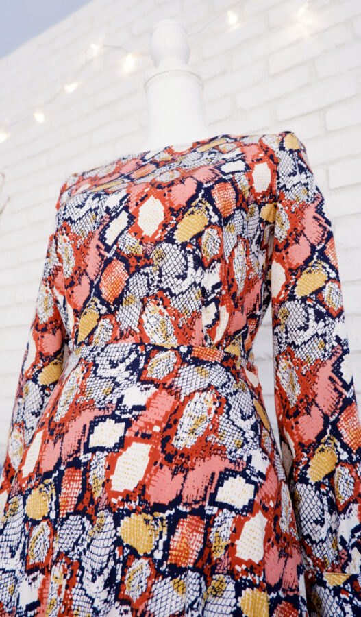 Rochie Lungă Vaporoasă Print Șarpe Caramiziu cu Bleumarin – 3