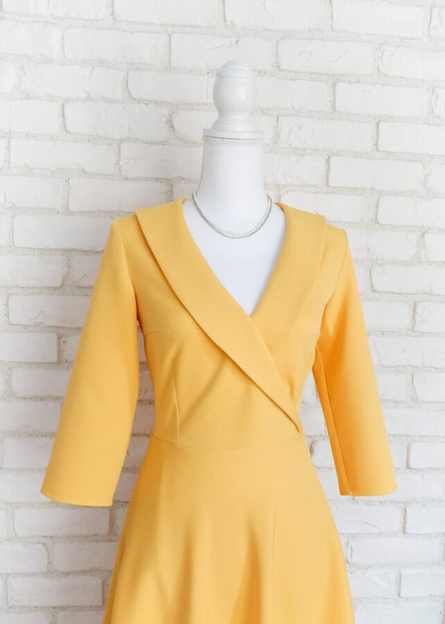 Rochie Clos Galbenă cu Guler Întors – 2