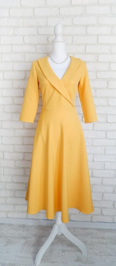 Rochie Clos Galbenă cu Guler Întors – 1