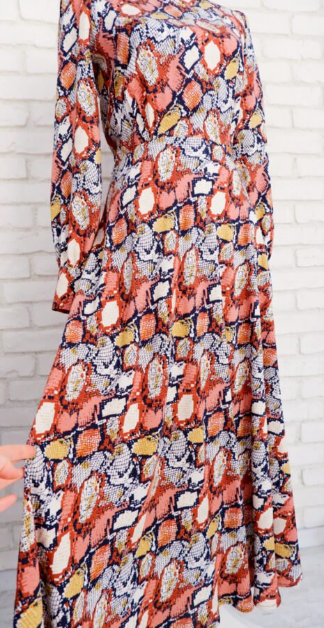 Rochie Lungă Vaporoasă Print Șarpe Caramiziu cu Bleumarin – 4