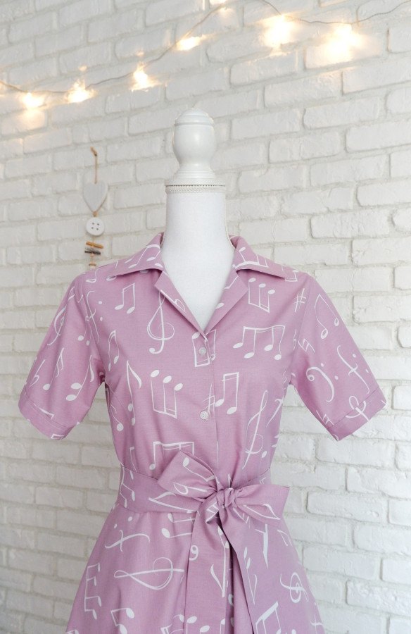 Rochie Cămașă cu Revere Lila cu Note Muzicale – 2